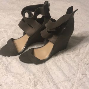 Jessica Simpson Snakeskin Taupe Grey Wedge Size 9